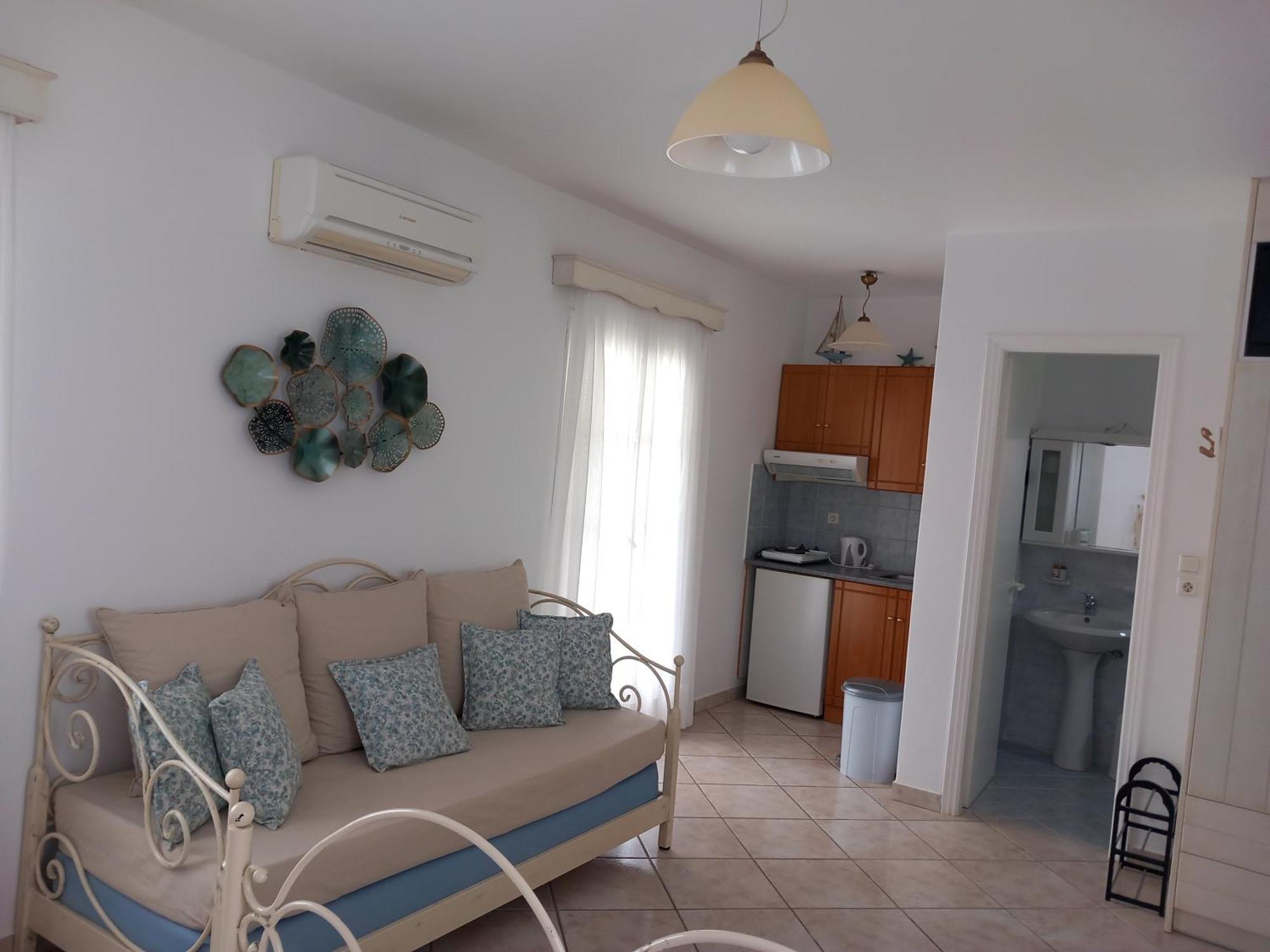 Elpidas Studios Agia Anna  Luaran gambar